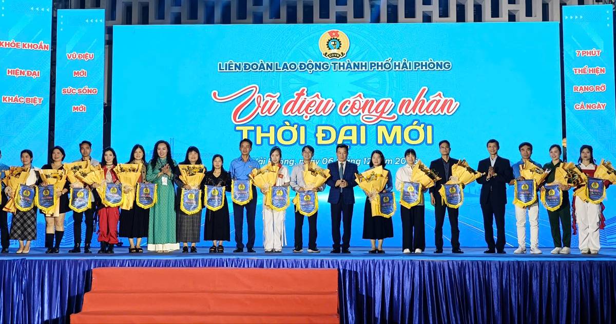 LĐLĐ thành phố tặng hoa, cờ lưu niệm cho các đội tham gia Liên hoan. Ảnh: Mai Dung