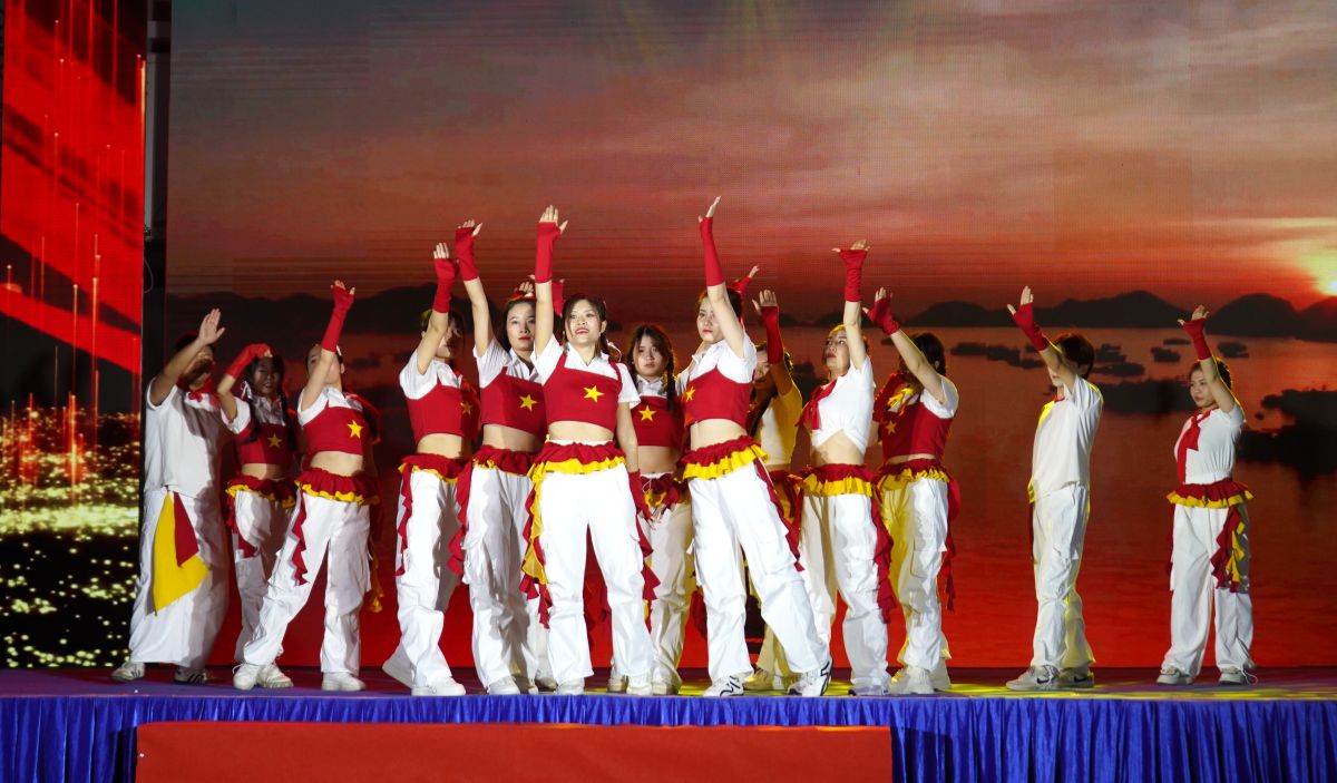 イベントのオープニングパフォーマンスは、IKOトンプソンベトナム労働組合、ハイフォンから来ました。写真:マイ・ズン