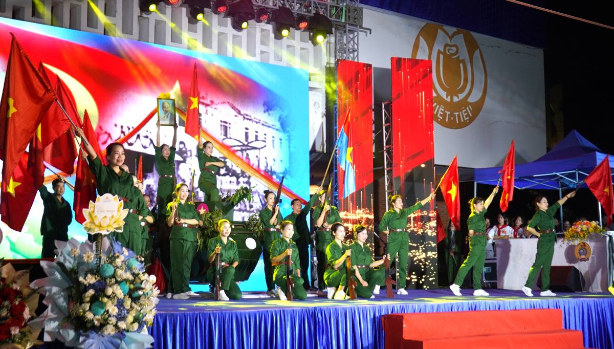 Nhiều tiết mục vũ điệu theo chủ đề tình yêu quê hương, đất nước. Ảnh: Mai Dung