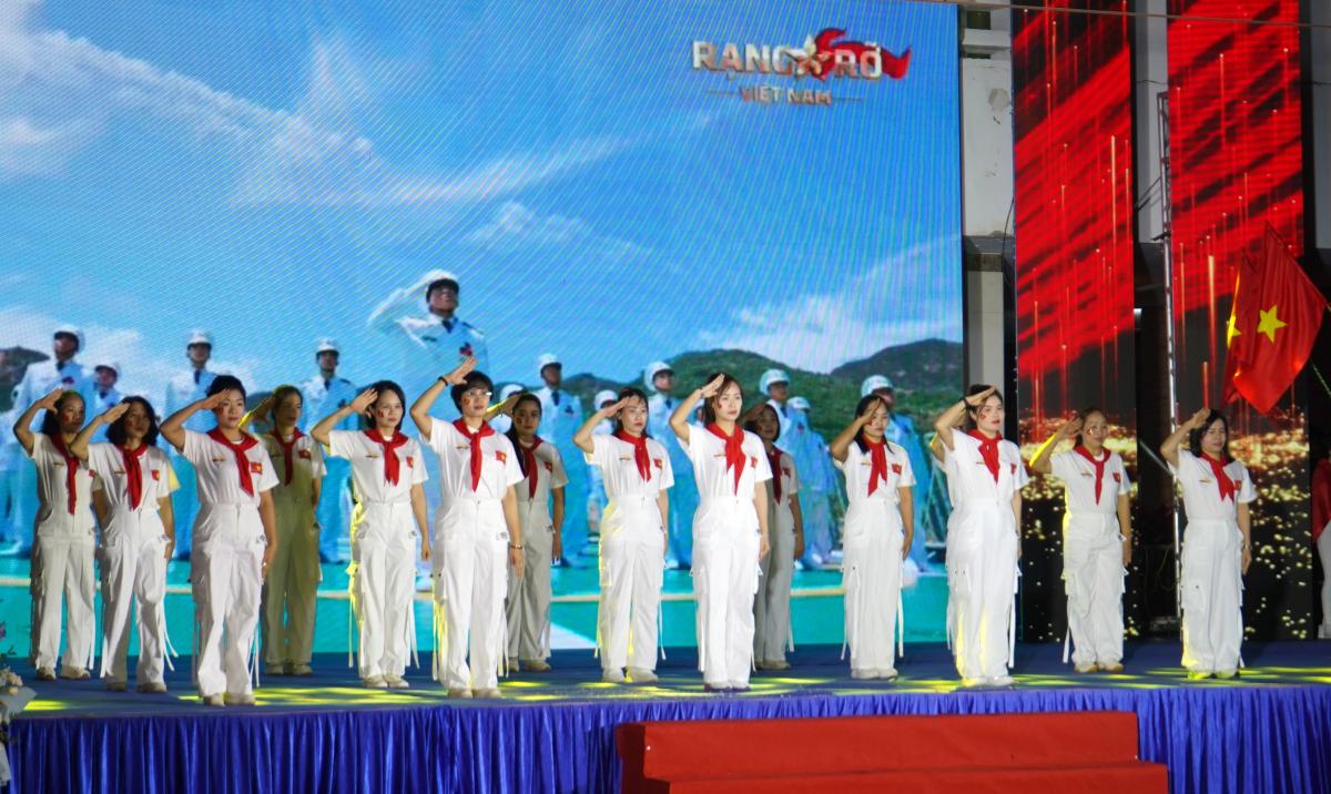 Tiết mục Viết tiếp câu chuyện hòa bình của Công đoàn phường Hưng Đạo. Ảnh: Mai Dung