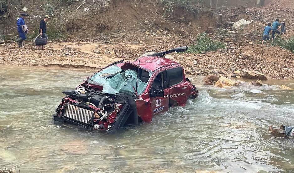 The accident caused the pickup truck to fall into a stream on the La Son - Tuy Loan Expressway. Photo: Nhat Hoang