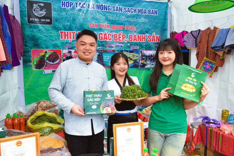 Cac gian hang nong san tai Ngay hoi. Anh: Truong Son