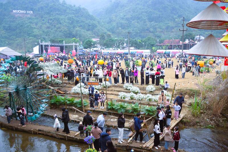 Ngay hoi Van hoa cac dan toc va Ngay hoi cam Muong Coi nam 2025 thu hut dong dao nguoi dan va du khach. Anh: Truong Son