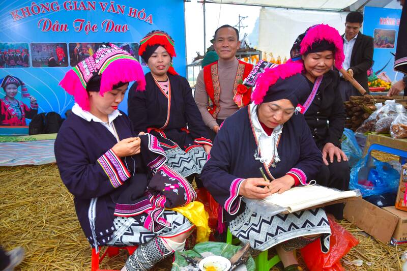 Khong gian van hoa dan toc Dao tai Ngay hoi. Anh: Truong Son