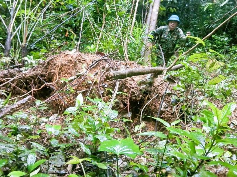 Vet nut dai 200m tren dinh doi Ra Bhuop, xa Tay Giang, Da Nang, nguy co sat lo treo lo lung tren dau hang chuc ho dan. Anh: Truong An