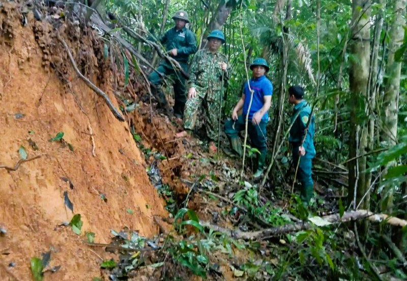 Chinh quyen xa Tay Giang, Da Nang kiem tra hien truong vet nut tren dinh doi Ra Bhuop, lap rao chan, khuyen cao dan khong vao khu vuc nguy hiem. Anh: Truong An