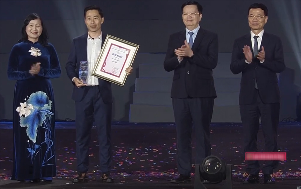 Cac tac gia gianh giai nhat tai “Giai thuong Truyen thong ve Quyen Con nguoi Viet Nam Hanh Phuc - Happy Vietnam 2025”. Anh: VTV