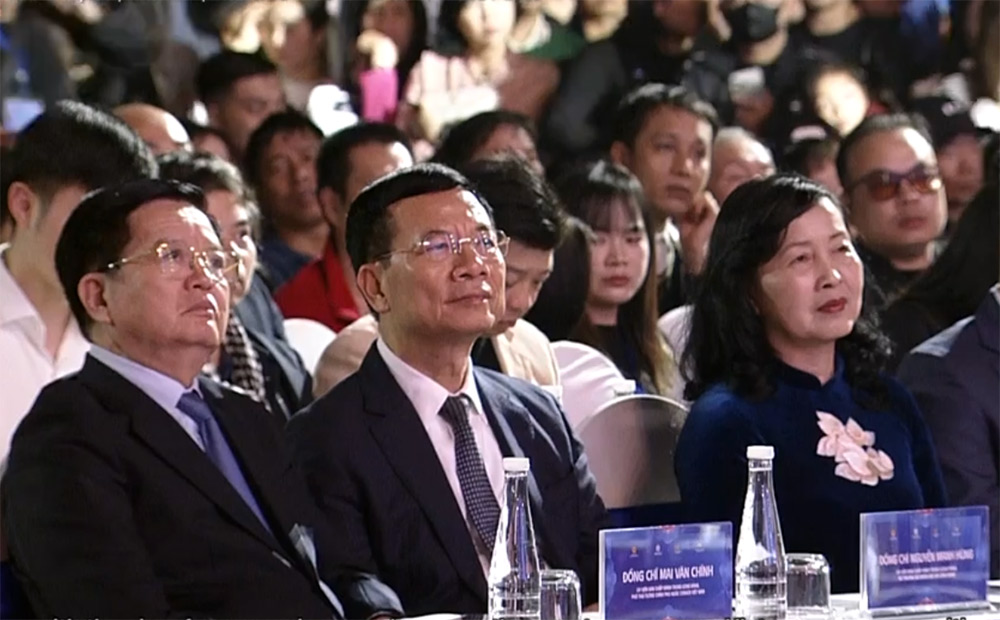 Thu tuong Chinh phu Mai Van Chinh, Bo truong Bo Khoa hoc va Cong nghe Nguyen Manh Hung, Pho Chu tich Lien hiep cac Hoi Van hoc - Nghe thuat Viet Nam Tran Thi Thu Dong cung cac dai bieu tham du su kien. Anh: VTV