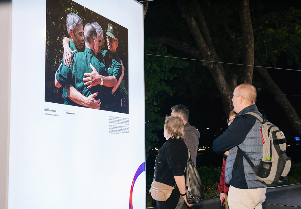 Khach quoc te ngam nhin mot tac pham tai trien lam anh “Viet Nam hanh phuc” trong khuon kho Ngay hoi Viet Nam hanh phuc -Vietnam Happy Fest 2025. Anh: Happy Vietnam