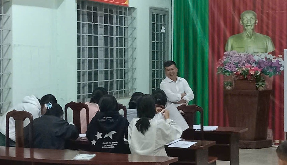 Người dân thôn 20 tranh thủ thời gian học tập vào ban đêm. Ảnh: Duy Tuấn