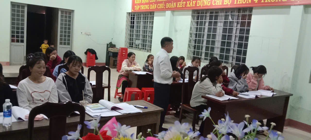 Giảng viên dạy nghề rất tâm huyết, truyền tải kiến thức cho học viên. Ảnh: Duy Tuấn