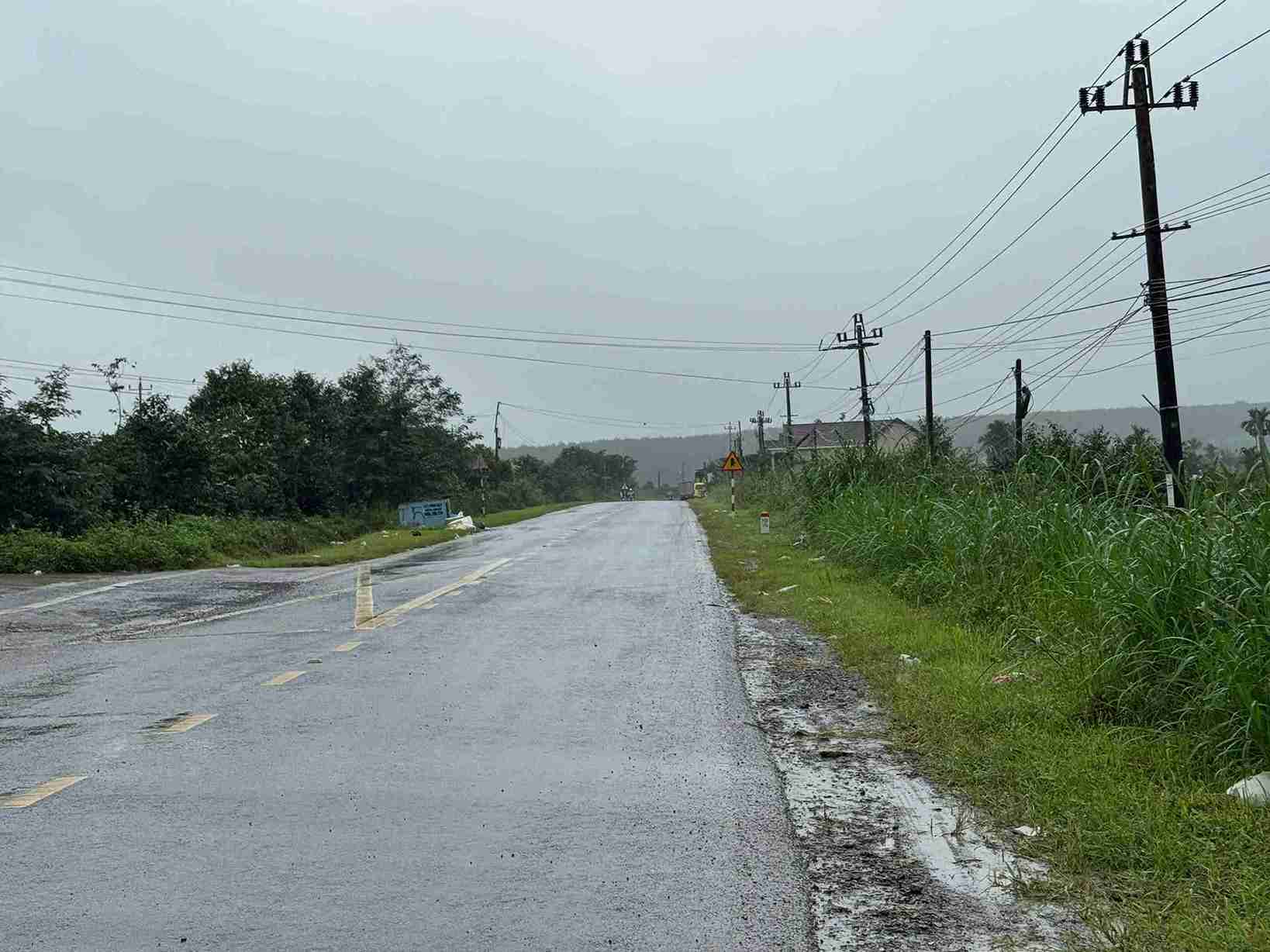 Theo tìm hiểu của phóng viên, UBND xã Ea Riêng bên cạnh việc nỗ lực xóa đói giảm nghèo còn đồng bộ triển khai nâng cấp cơ sở hạ tầng giao thông để phục vụ người dân. Ảnh: Duy Tuấn