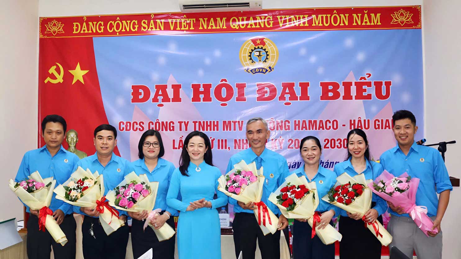 Ban Chấp hành Công đoàn cơ sở khóa mới ra mắt đại hội. Ảnh: LĐLĐ TP Cần Thơ