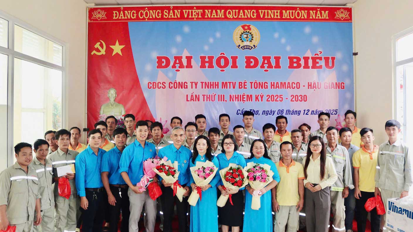 Các đại biểu chụp ảnh lưu niệm. Ảnh: LĐLĐ TP Cần Thơ
