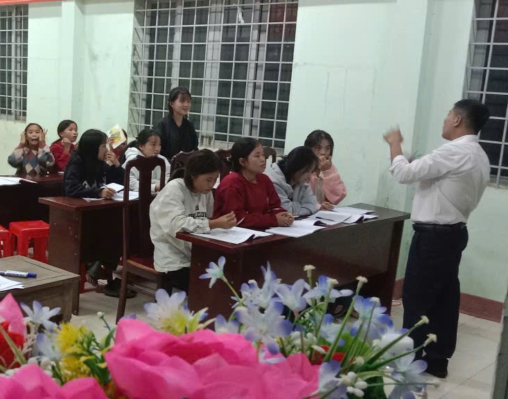 Giáo viên hướng dẫn cho học viên những kiến thức cơ bản về chăn nuôi. Ảnh: Duy Tuấn