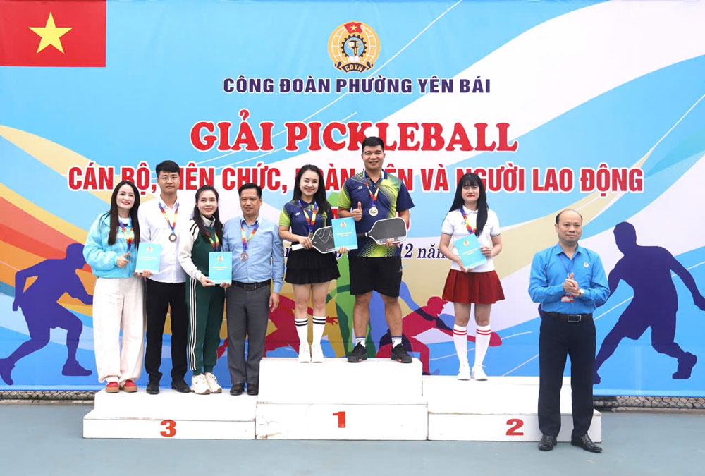  Công đoàn phường Yên Bái trao giải cho các vận động viên. Ảnh: Mạnh Hùng