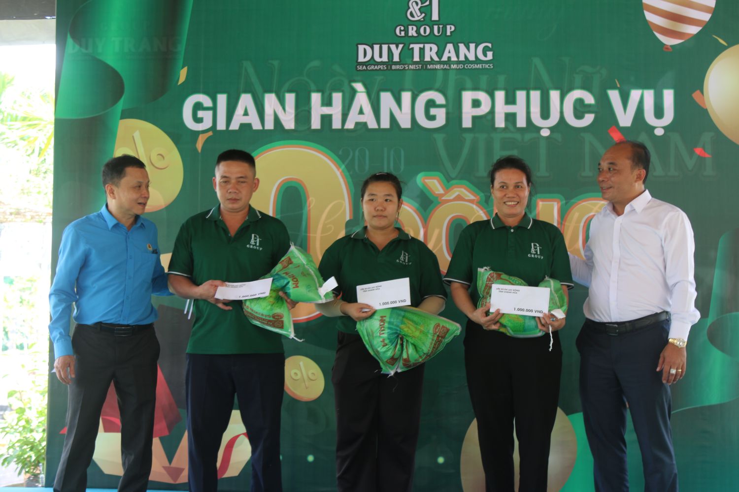 Ong Bui Dang Thanh - Pho Chu tich Lien doan Lao dong tinh Khanh Hoa trao 3 suat qua ho tro doan vien bi thiet hai nang trong dot mua lu vua qua. Anh: Phuong Linh
