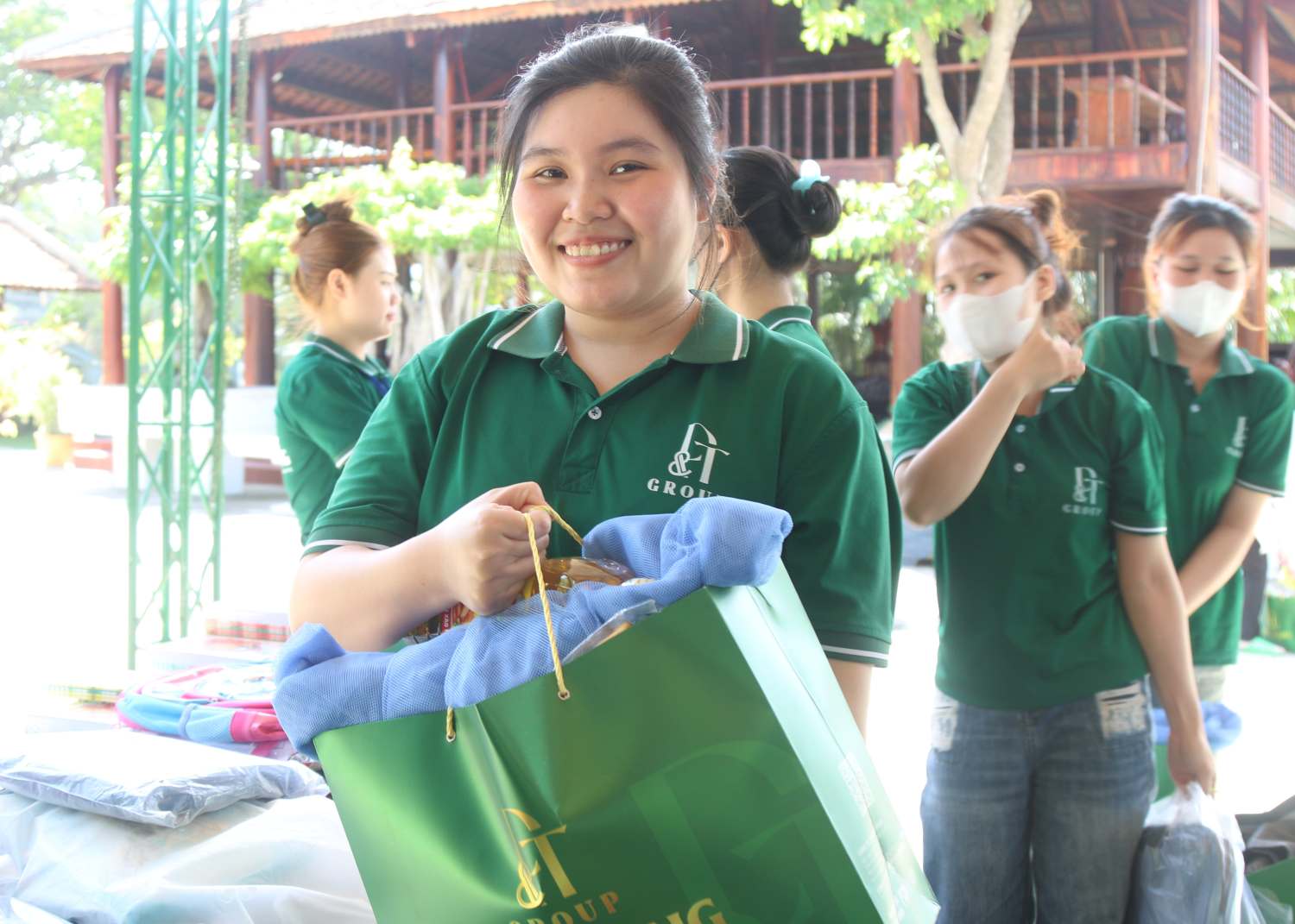 Chi Uyen voi nhung mon do chon duoc can thiet cho gia dinh sau lu. Anh: Phuong Linh