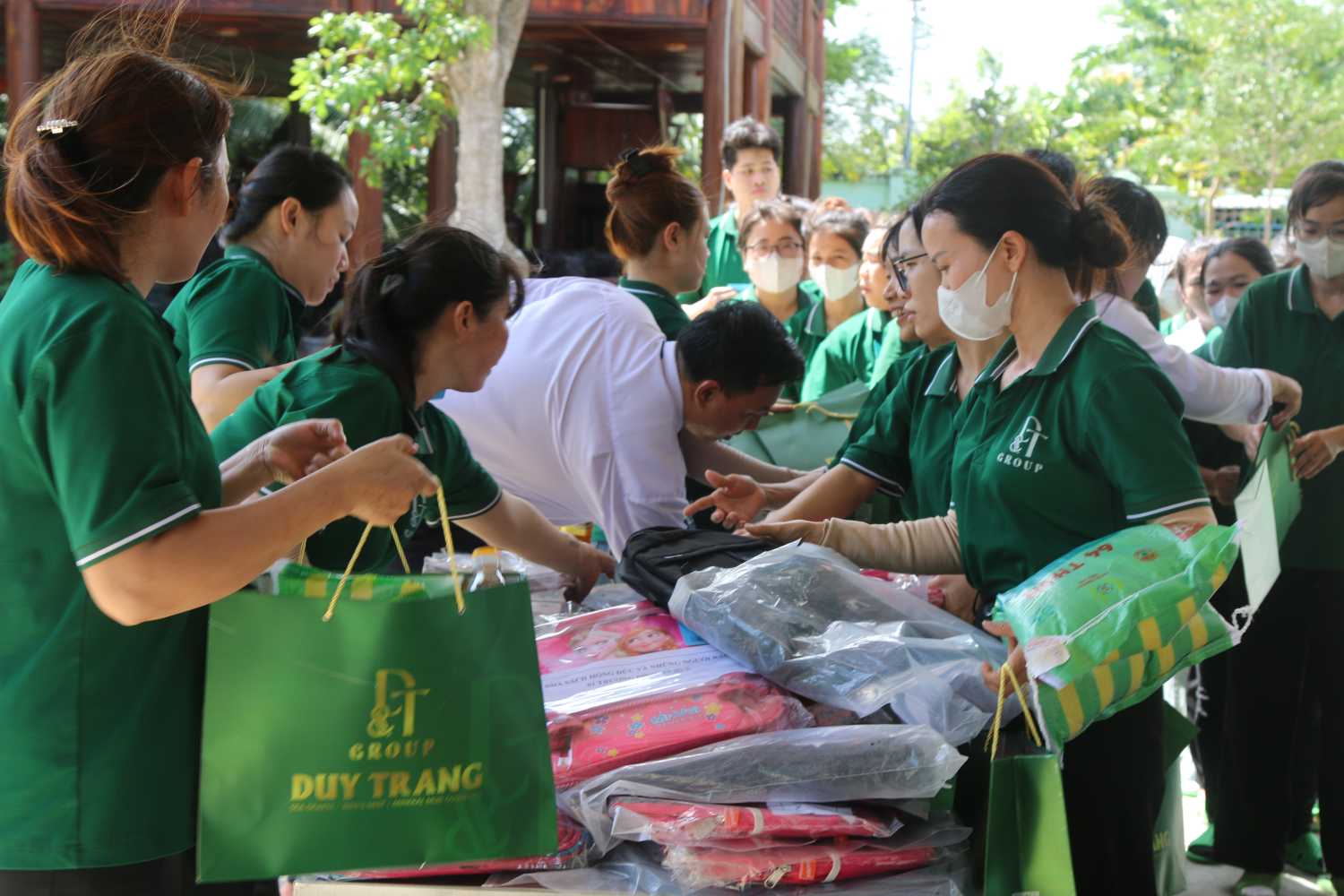 Nguoi dan, cong nhan lao dong chon nhung mon do can thiet o gian hang 0 dong. Anh: Phuong Linh