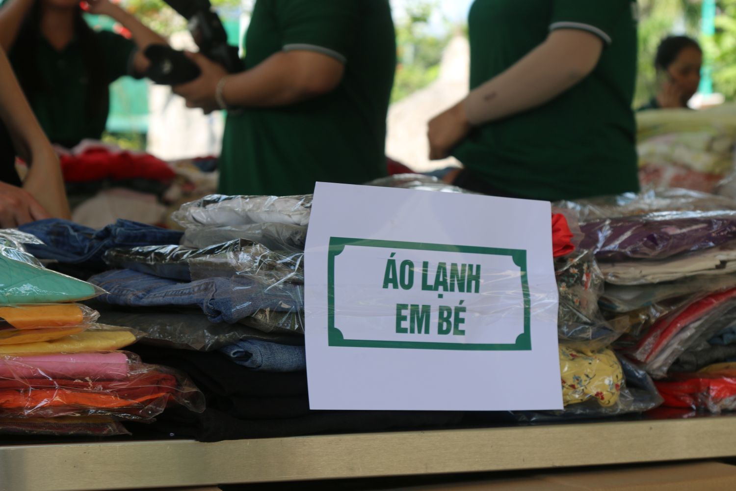 Cac mat hang duoc dong goi, phan loai ky. Anh: Phuong Linh