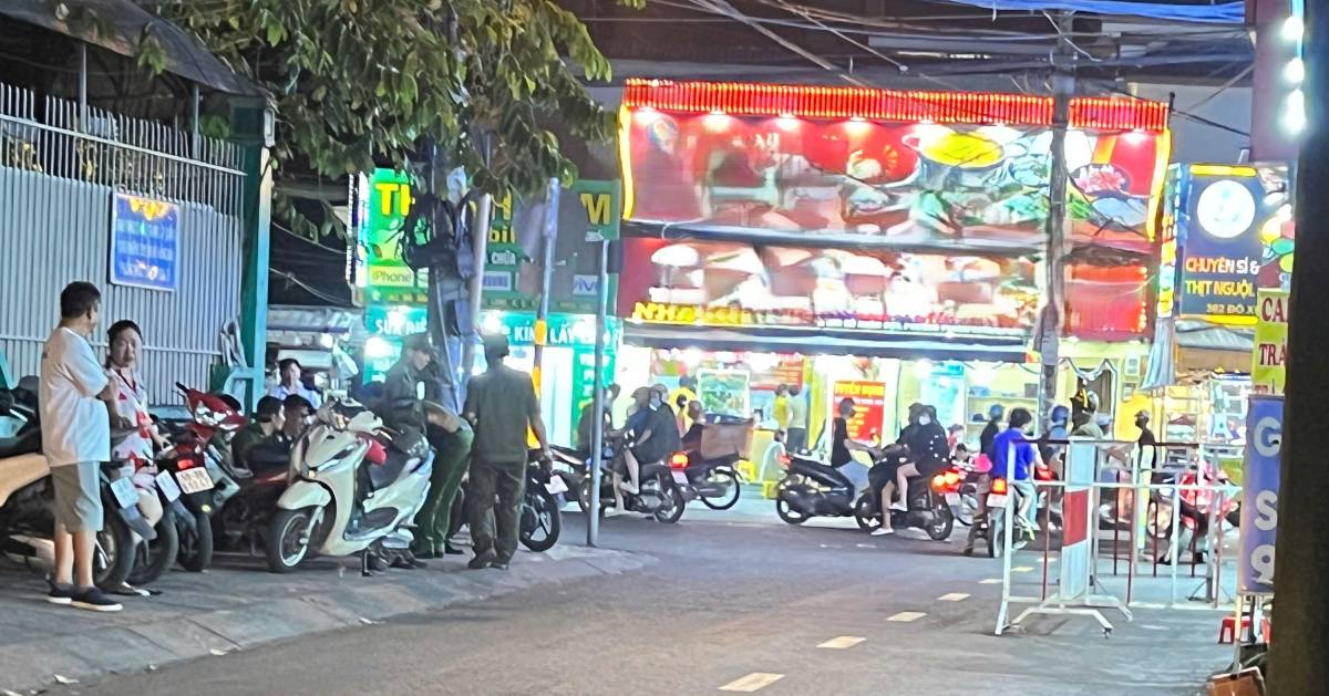 Công an phong tỏa hiện trường, điều tra vụ người đàn ông bị đâm tử vong giữa đường ở phường Phước Long. Ảnh: Đông Hoàng