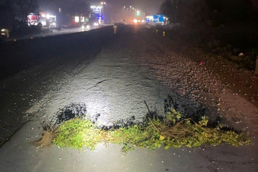 Gravel scattered on National Highway 1 in Can Loc commune is suspected to have been dropped by a truck. Photo: Duc Tuan.