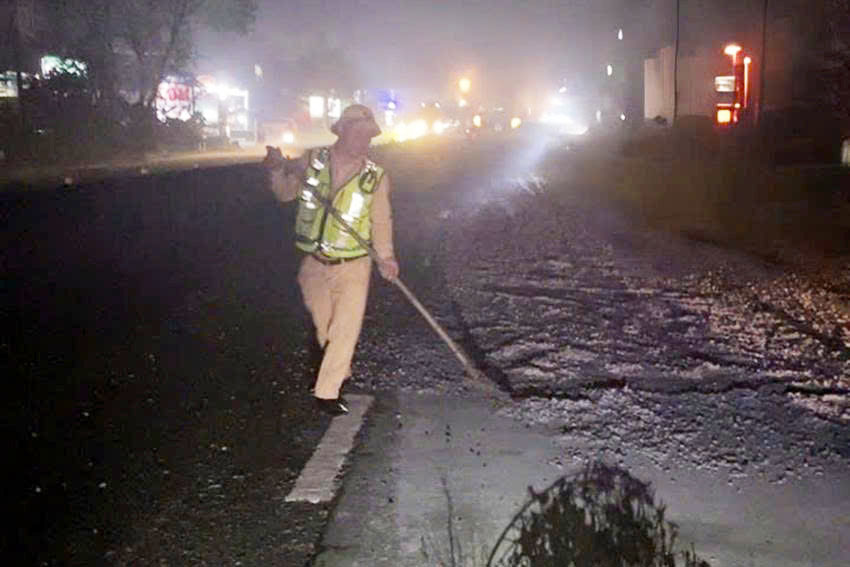 CSGT don da vuong vai tren duong. Anh: Duc Tuan.