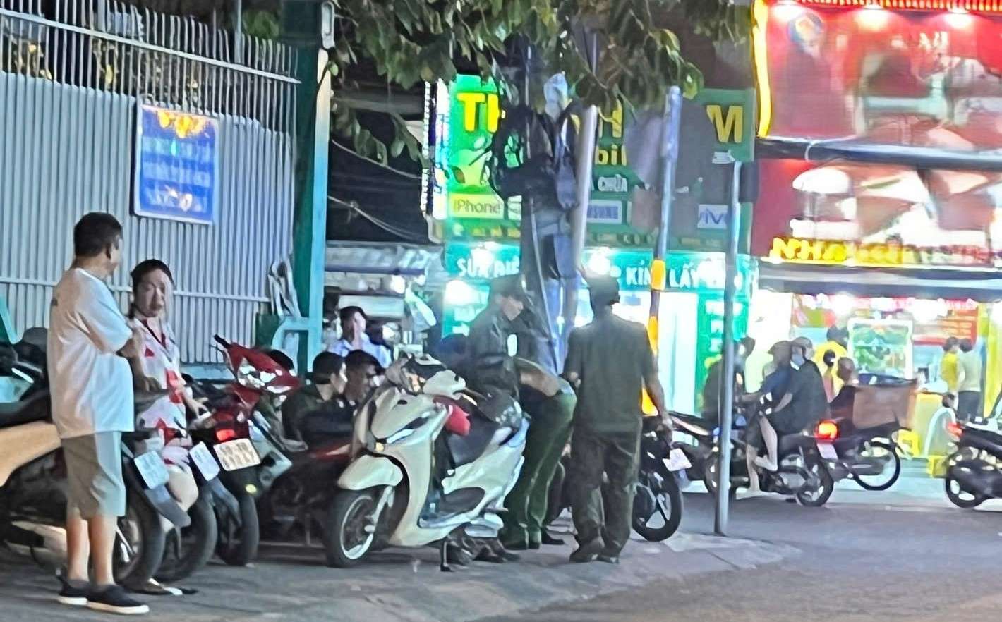 Hiện trường vụ người đàn ông bị đâm tử vong ở phường Phước Long. Ảnh: Đông Hoàng