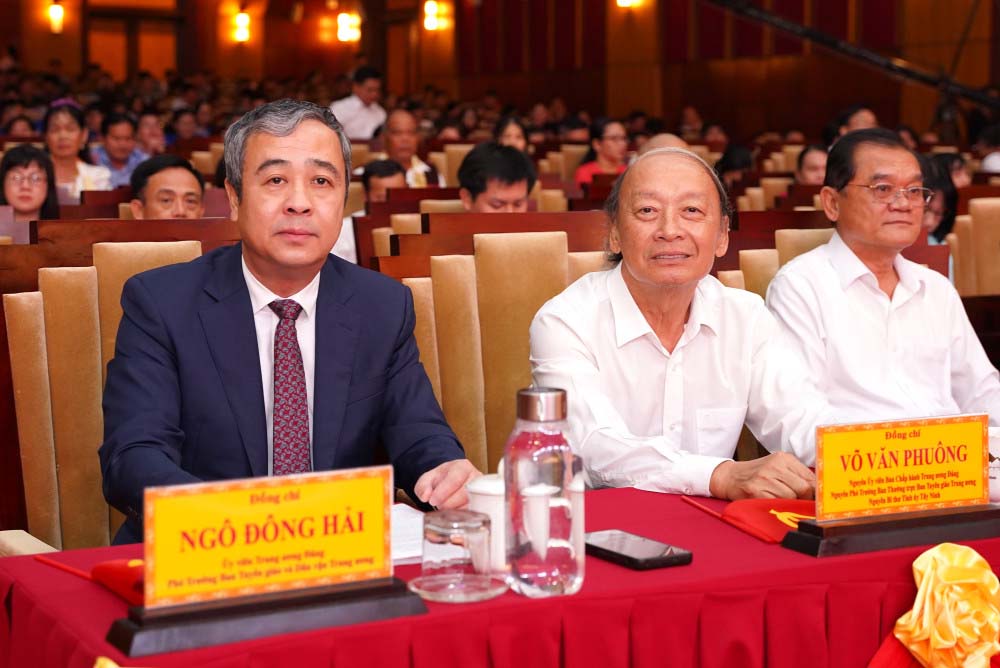 Uy vien Trung uong Dang, Pho Truong Ban Tuyen giao va Dan van Trung uong Ngo Dong Hai cung cac dai bieu tham du Chuong trinh. Anh: Phuong Thuy