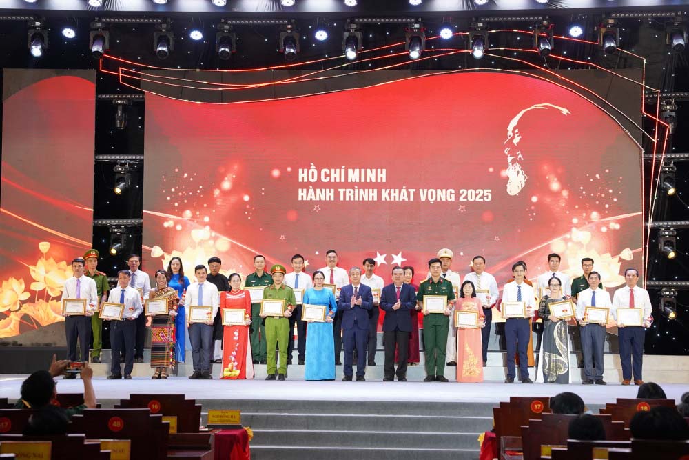 The typical exchange program of learning and following Uncle Ho takes place in Tay Ninh 2025. Photo: Phuong Thuy