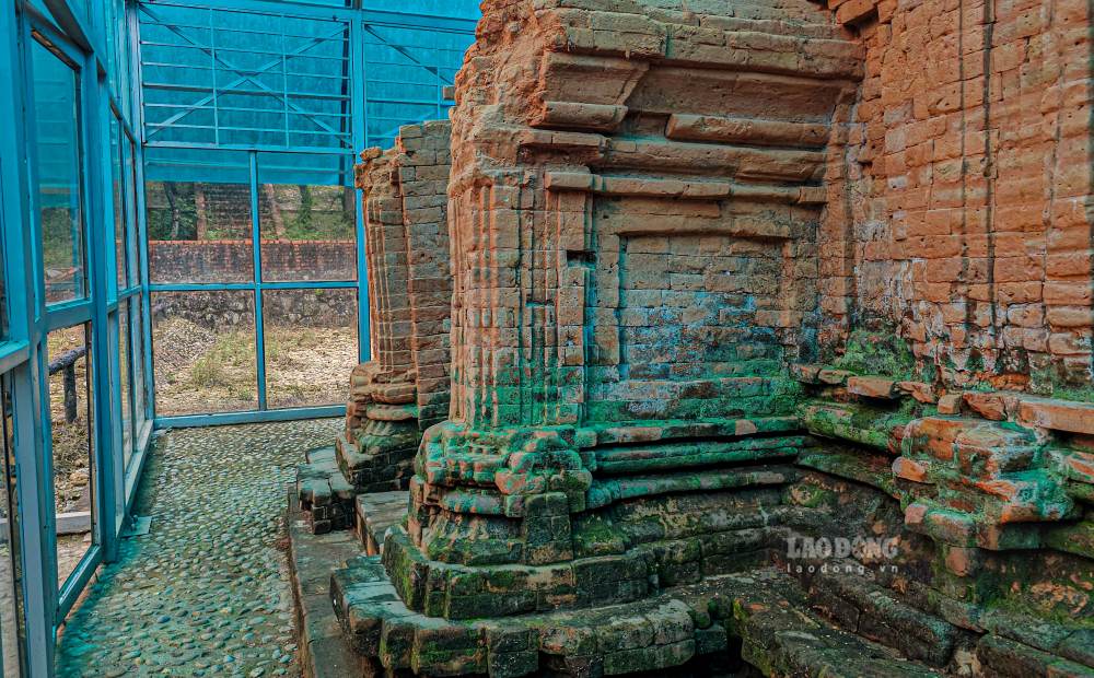 Ghi nhận của PV Lao Động cho thấy nước bên trong di tích đã được rút cạn hoàn toàn từ nhiều ngày trước. 