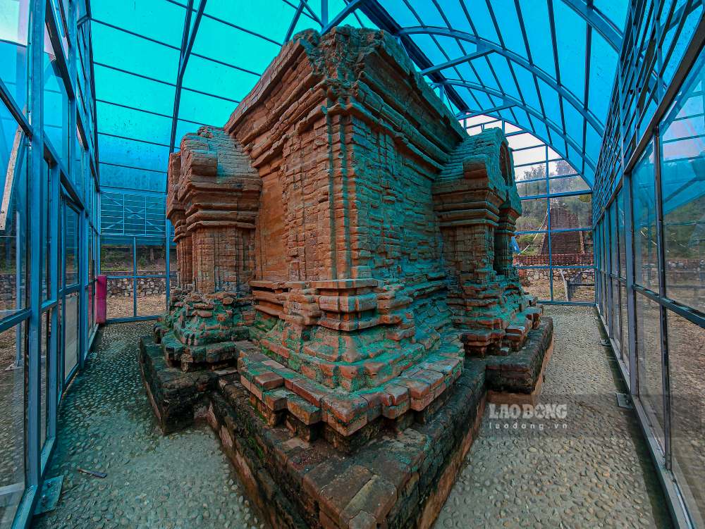 Trao đổi với phóng viên Lao Động ông Nguyễn Đức Lộc – Giám đốc Bảo tàng Lịch sử TP Huế cho biết, từ ngày khai quật tháp lên đến nay, đây là lần đầu tiên di tích bị ngập như vậy. Hiện đơn vị đang phối hợp các cơ quan chuyên môn lập phương án chống ngập lâu dài. 