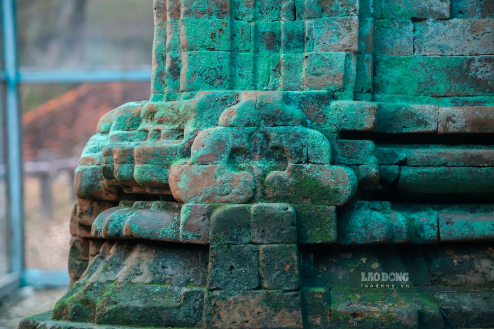 Tuy nhiên, sau nhiều ngày ngâm nước, chân tháp xuất hiện nhiều rêu xanh, ẩm ướt.