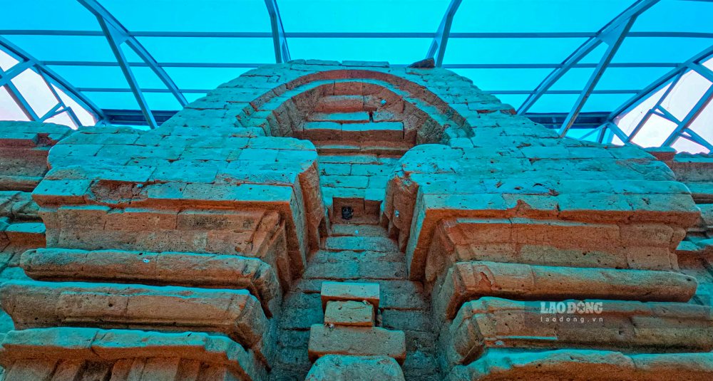 Di tích Tháp Chăm Phú Diên được phát hiện vào năm 2001 tại xã Phú Diên (nay là xã Phú Vinh) là một trong những di tích Chăm Pa cổ được tìm thấy dưới lòng cát ven biển, có giá trị lớn về lịch sử, khảo cổ và văn hóa, tháp Phú Diên đã được công nhận là Di tích Kiến trúc Nghệ thuật cấp Quốc gia.