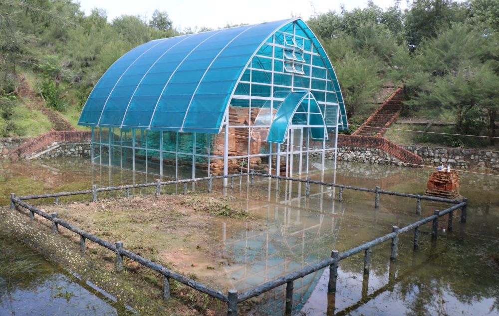 Theo Bảo tàng Lịch sử TP Huế, công trình nằm âm 5–7m dưới bãi cát ven biển, thấp hơn mực nước biển nên khi mưa lũ dâng, toàn bộ nền móng bị nhấn chìm gần 1m trong nhiều ngày.