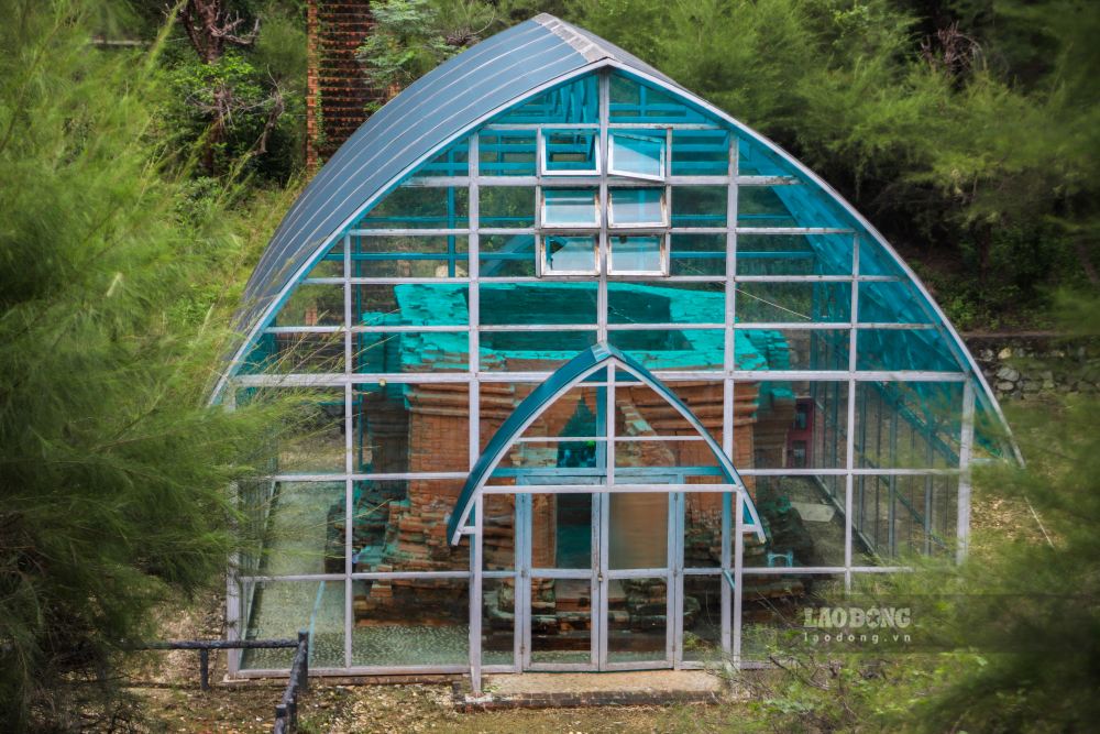 Di tích Tháp Chăm Phú Diên (xã Phú Vinh, TP Huế) là một trong những kiến trúc gạch Chăm Pa sớm nhất còn lại ở miền Trung, niên đại khoảng thế kỷ VIII. 