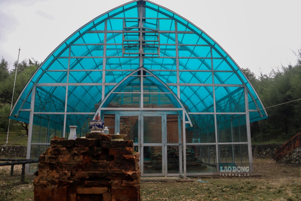 Tháp có kiến trúc hình chữ nhật dài 8,22m, rộng 7,12m. Cửa chính tháp quay về hướng đông.