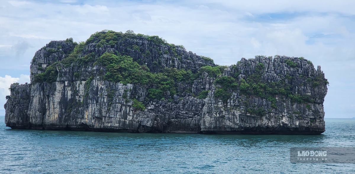 A rocky island in the "Rock Park" in the middle of Ha Long Bay. Photo: Nguyen Hung