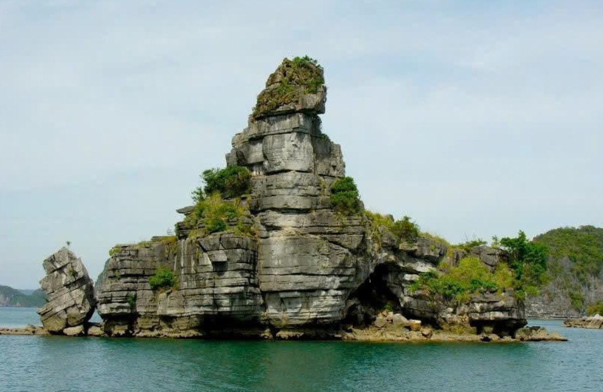 Hon xep - duoc coi la trung tam cua “Cong vien da xep” tren vinh Ha Long. Anh: Ban Quan ly vinh Ha Long