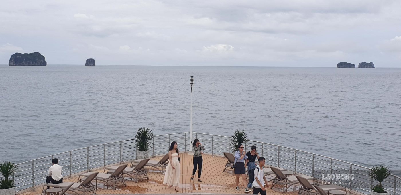 Tau dua khu du khach tham quan “Cong vien da xep” tren vinh Ha Long. Anh: Nguyen Hung