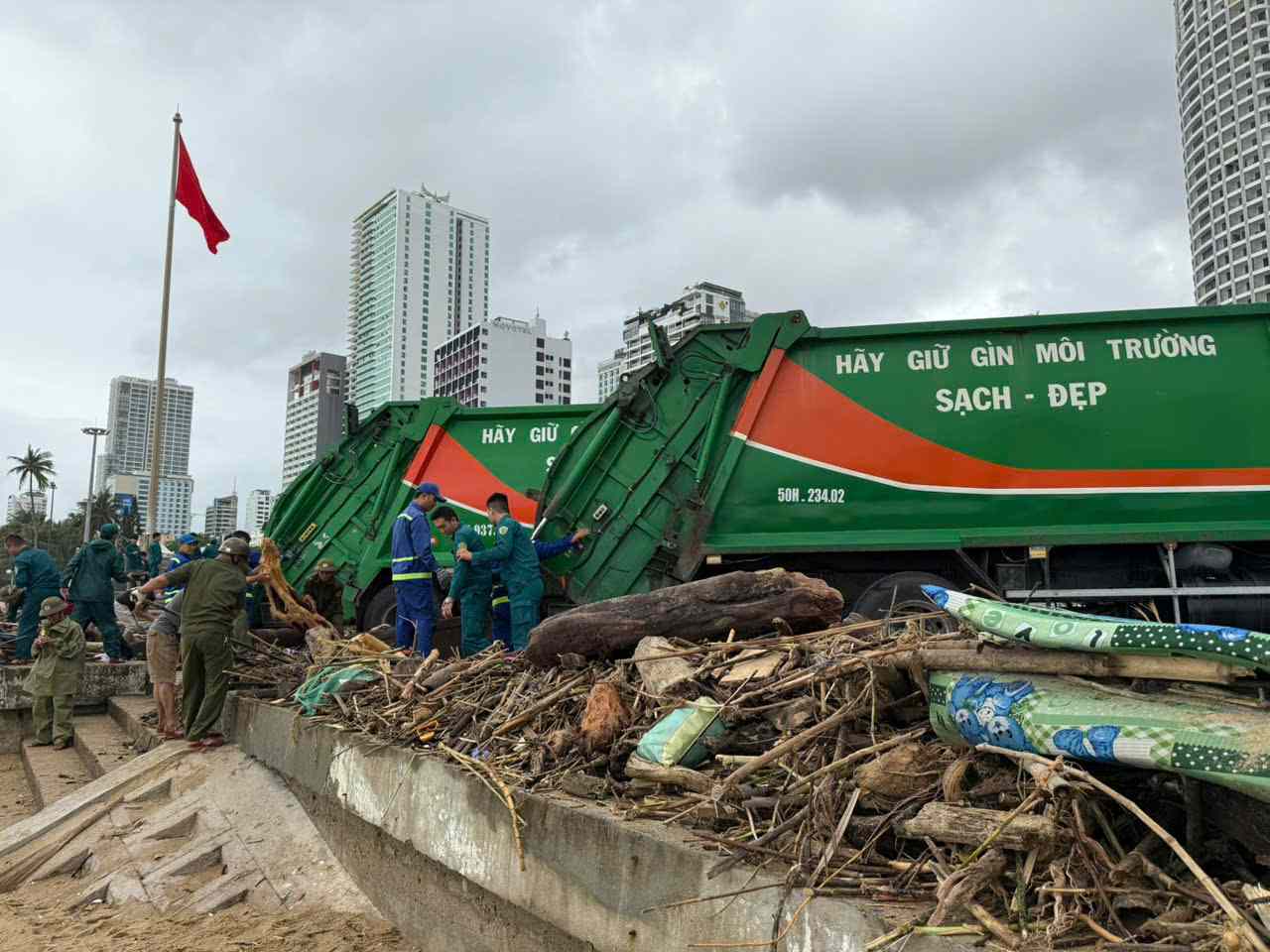 Cong nhan moi truong o khu vuc Nha Trang don rac o bo bien sau tran lu lich su. Anh: Binh Quy