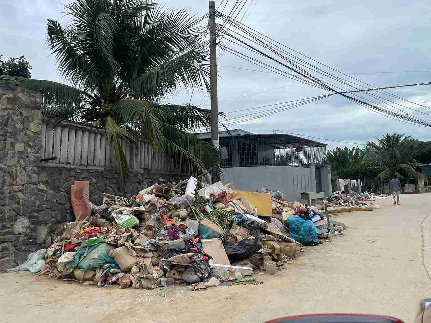 Muchas comunas y barrios de Khanh Hoa han movilizado al maximo las fuerzas para recoger y tratar la basura despues de las inundaciones. Foto: Binh Quy