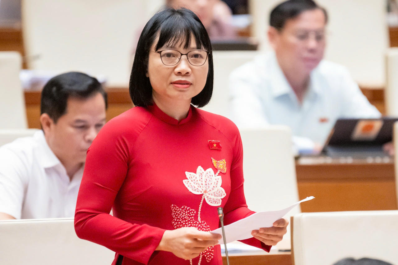 Dai bieu Quoc hoi Nguyen Thi Viet Nga cho rang, hoc phi chi la “phan noi cua tang bang”, phan chim la cac khoan chi dich vu, bo tro, trai nghiem, xa hoi hoa... Anh: Media Quoc hoi