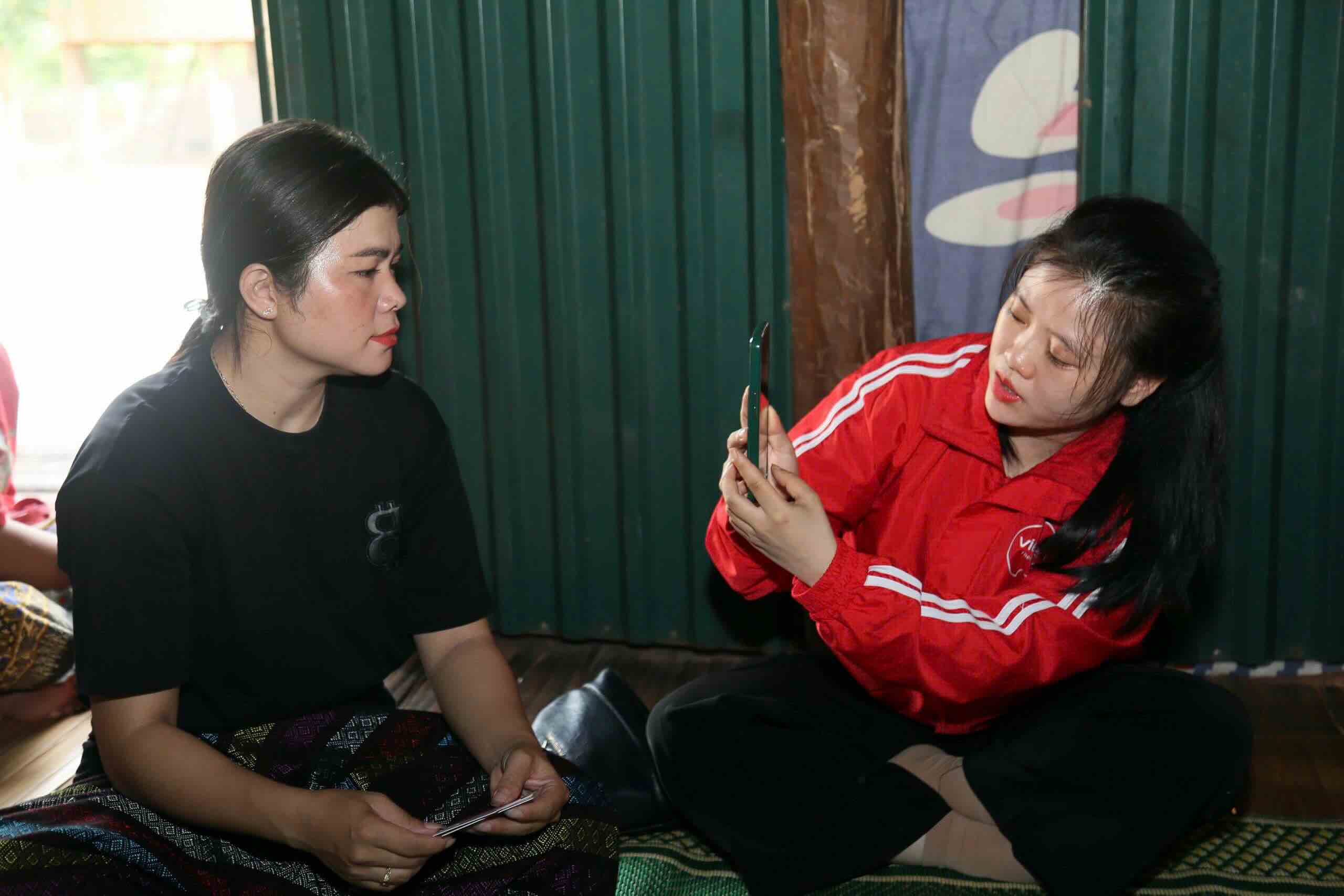 Propaganda on digital transformation to people in mountainous areas in Quang Tri. Photo: Phuong Thanh