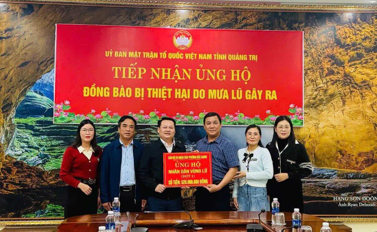 Bac Gianh Ward donated 620 million VND to support people affected by floods. Photo: Vietnam Fatherland Front Committee of Bac Gianh ward.