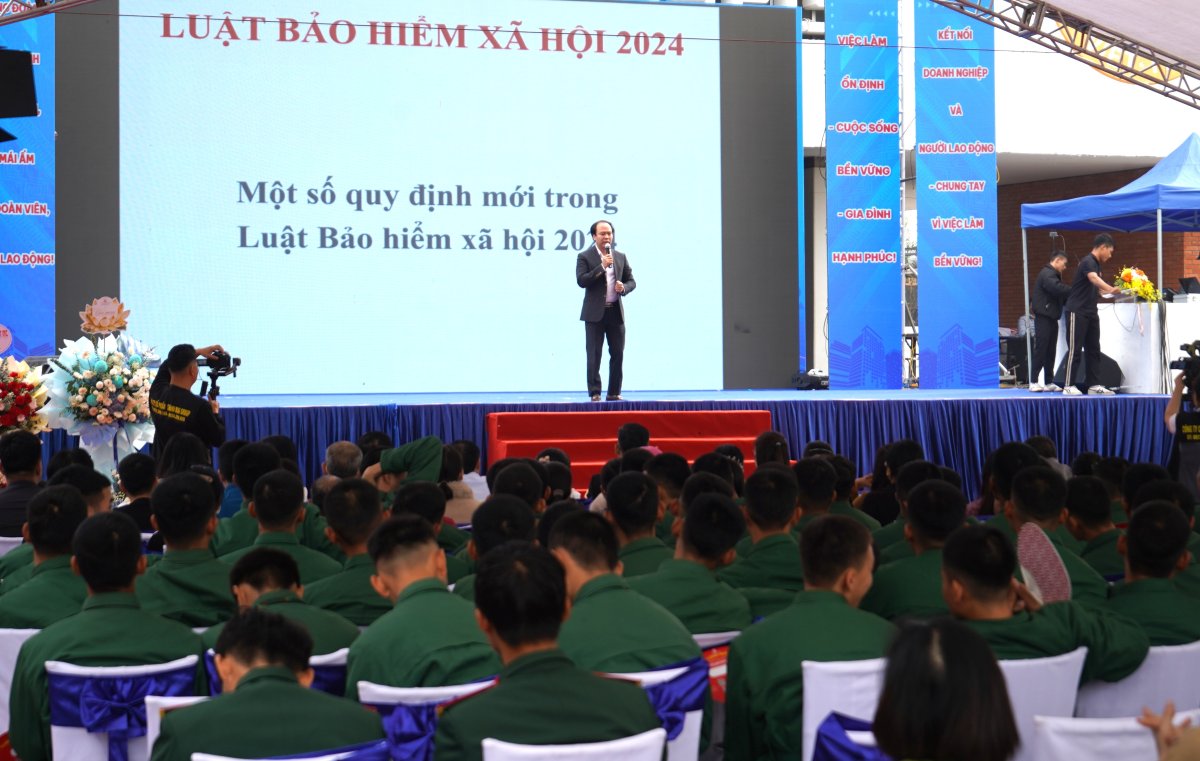 Ông Vũ Ngọc Thức - Phó trưởng Ban Công tác Công đoàn thông tin tới đoàn viên, người lao động. Ảnh: Mai Dung