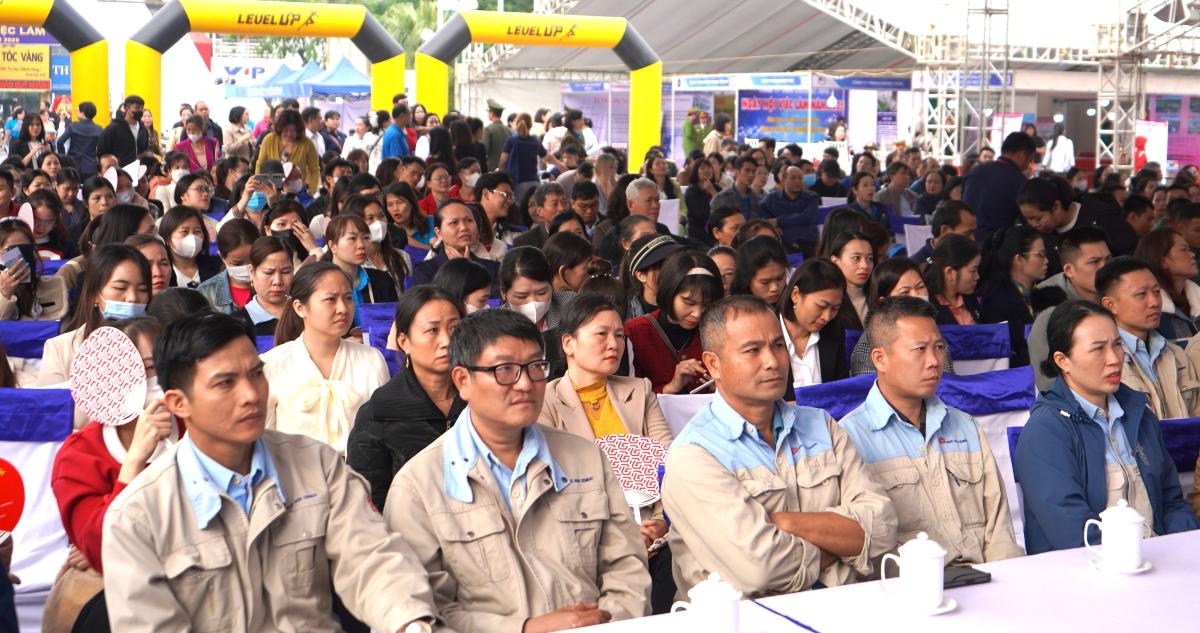 ハイフォン市の労働者数百人が、社会保険と労働組合法に関する法的政策に関する宣伝セッションに参加した。写真: マイ・ドゥン