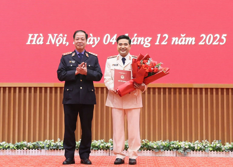 Đại tá Lê Đức Hùng (bên phải) nhận quyết định bổ nhiệm. Ảnh: V.Phương