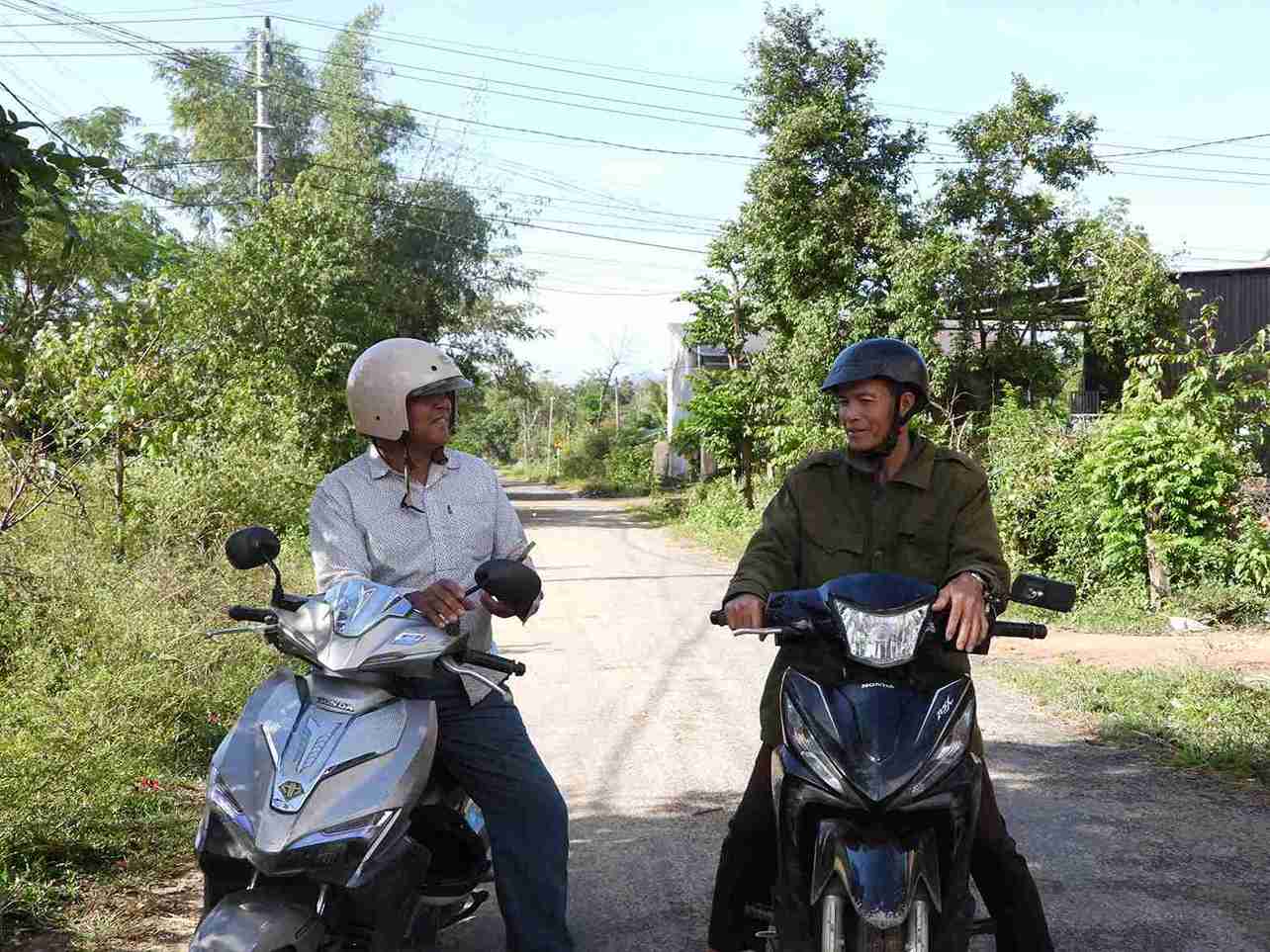 Nguoi dan kho khan o xa lam thu tuc, dang ky de thu huong nguon luc tu chuong trinh muc tieu quoc gia. Anh: Phuc Khanh