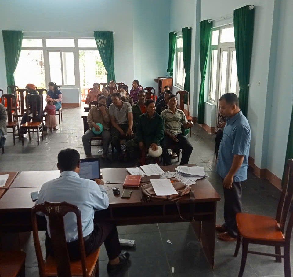 UBND xã Liên Sơn Lắk triển khai công tác rà soát thông tin người dân ở vùng đặc biệt khó khăn để lập danh sách trao tặng vật dụng thiết yếu. Ảnh: Bảo Lâm